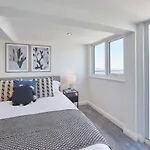 Host & Stay - Penthouse Pier View
